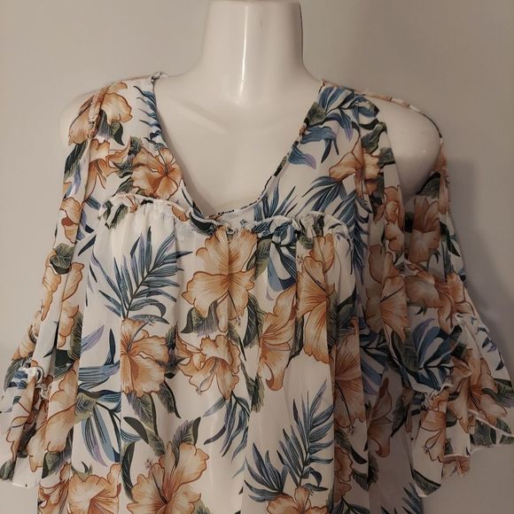 Short-Sleeve Cold Shoulder Floral Top - Picture 3 of 11